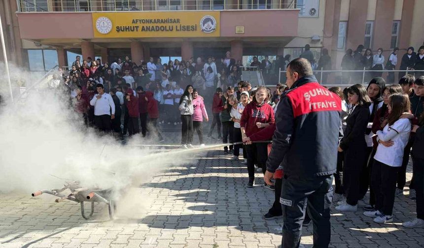 Okul bahçesinde yangın tatbikatı yapıldı