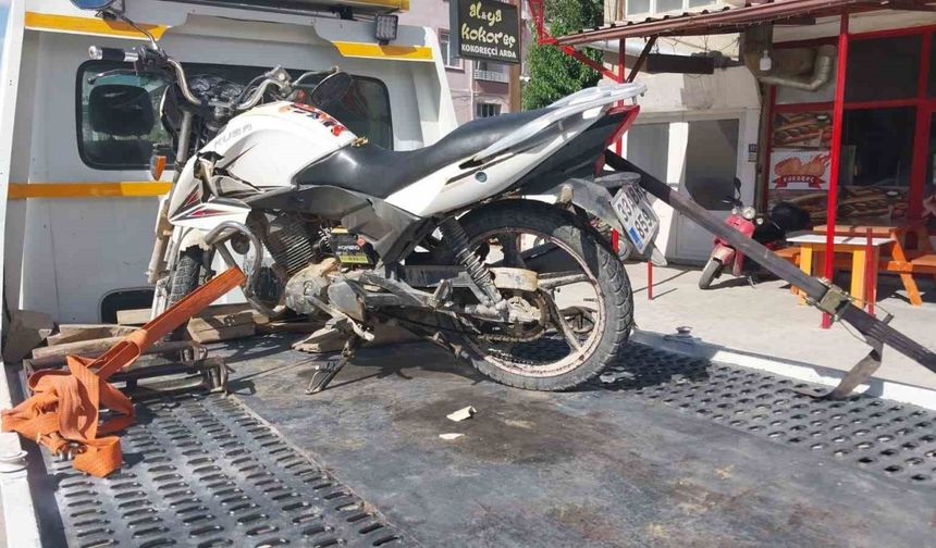 Otomobil ile çarpışan motosikletin sürücüsü yaralandı