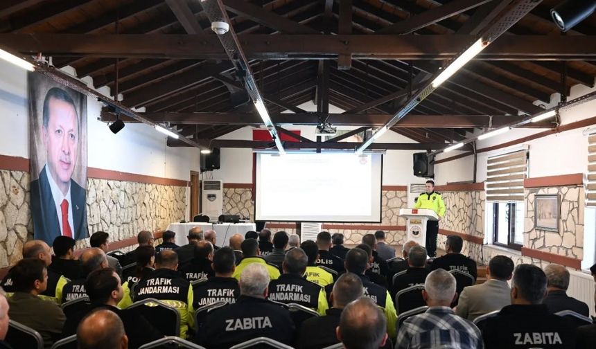 Polis ve jandarma ekiplerine kara yollarında hız sınırlama uygulamaları hakkında bilgilendirme