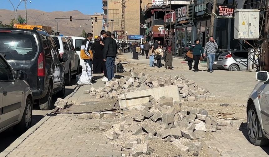 Yüksekova’da kaldırımlar adeta köstebek yuvasına döndü