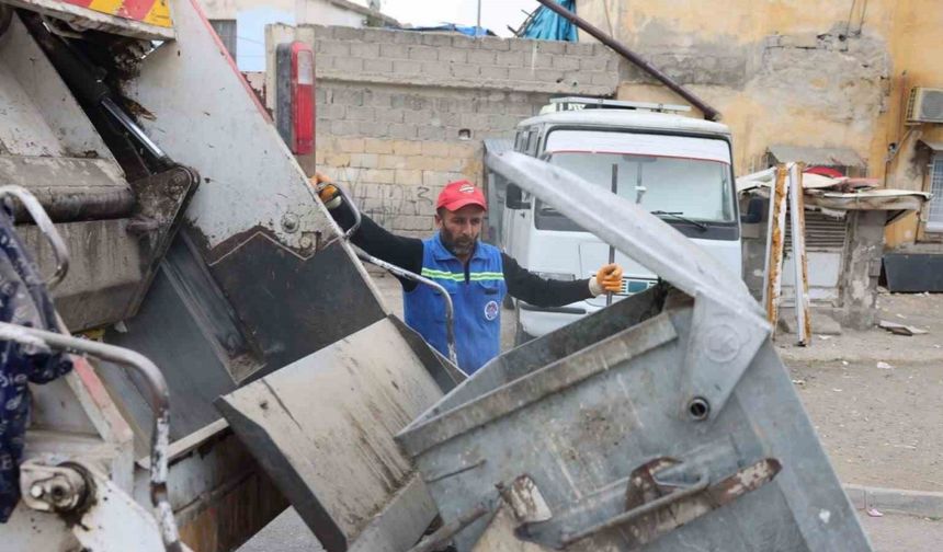 Akdeniz’de çöp konteynerleri yıkanıp dezenfekte ediliyor