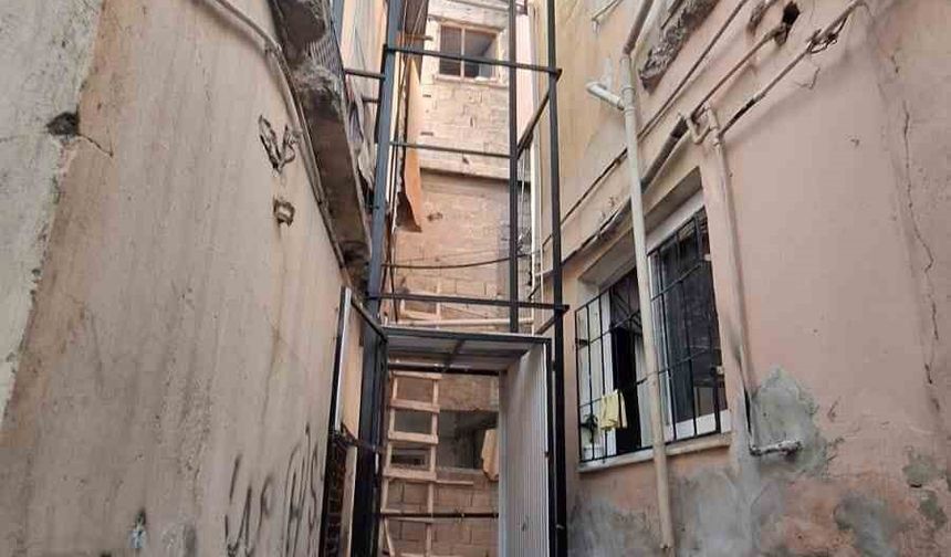 Bina dışına kurulan yük asansörü düştü: 80 yaşındaki kadın hayatını kaybetti