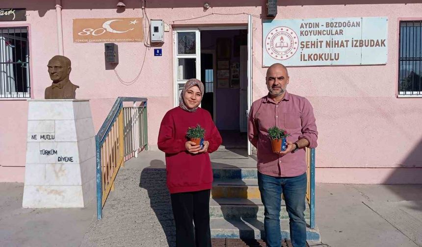 Bozdoğan Belediyesi'nden öğretmenlere karanfil çiçeği