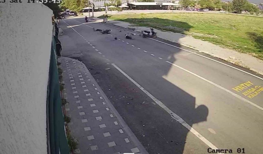 Çarpışan motosikletlerin sürücüleri yere savruldu: O anlar kamerada