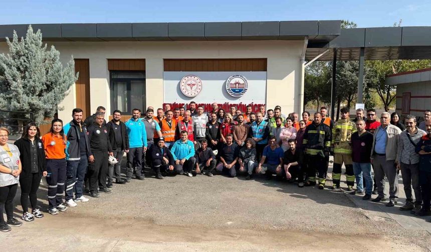 Diyarbakır’da ekiplerin deprem tatbikatı gerçeği aratmadı