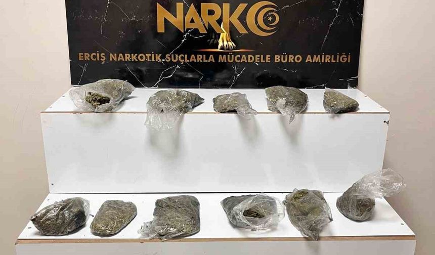 Erciş’te bir kamyonetin lastiğinde 4 kilo 400 gram esrar ele geçirildi