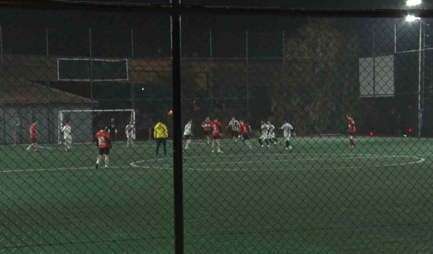 Geç saatlere kadar açık olan halı sahadaki aşırı gürültü mahalle halkının kabusu oldu