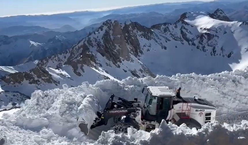 Hakkari'de karla mücadele çalışmaları aralıksız sürüyor
