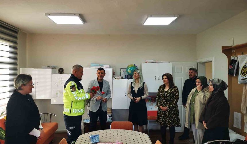 Karacabey'de jandarmadan Öğretmenler Günü'nde anlamlı ziyaret