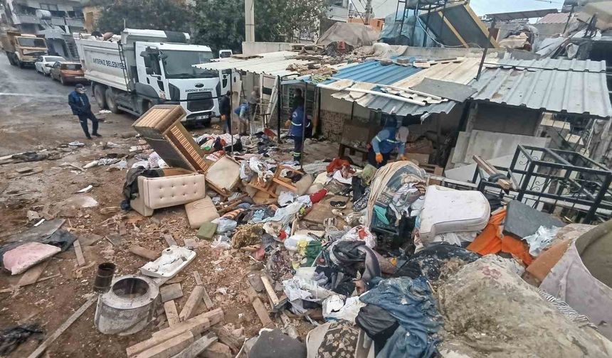 Mersin'de bir evden 10 kamyon çöp çıkarıldı