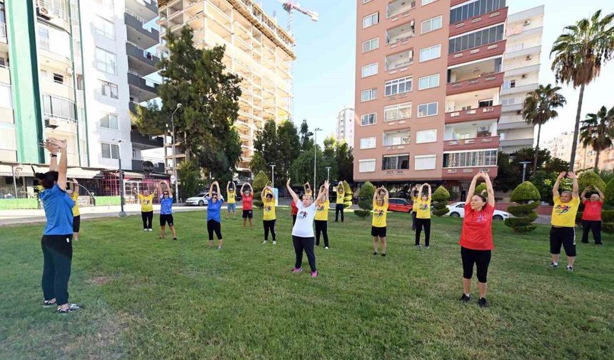 Mersin’de emekliler sabah sporunda buluşuyor