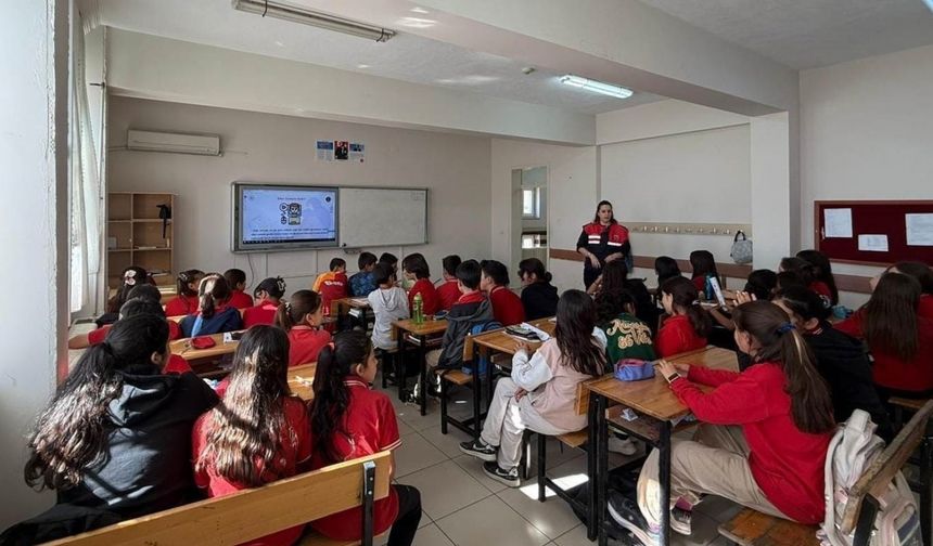 Mersin’de jandarmadan öğrencilere siber farkındalık semineri