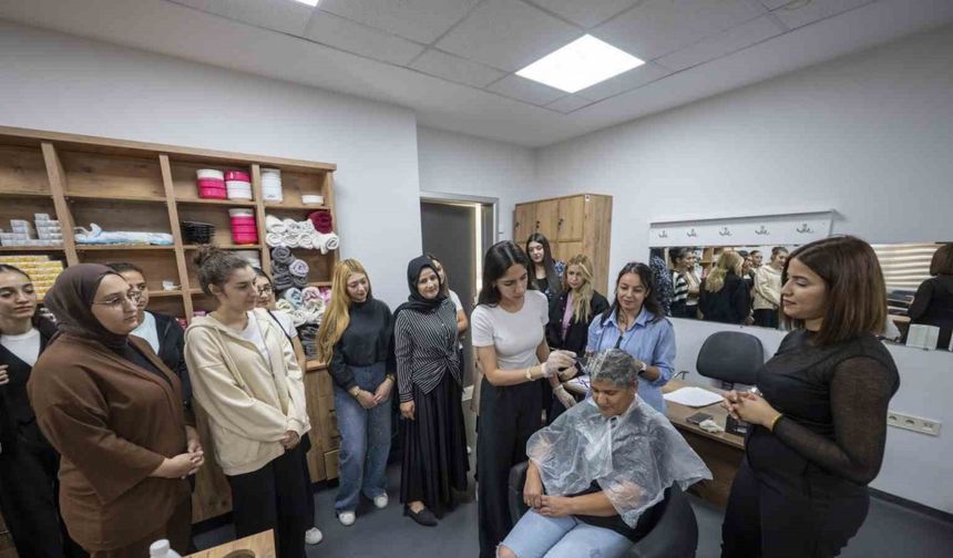 Mersin’de MERCEK’in saç renklendirme kursu yoğun ilgi görüyor
