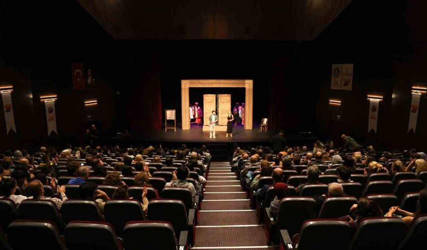 Mersin’in ’Eyvah Nadir’ oyunu İstanbul’da beğeni topladı