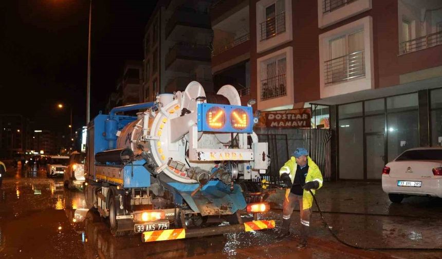 MESKİ, taşkın nedeniyle kapanan yolu anında ulaşıma açtı
