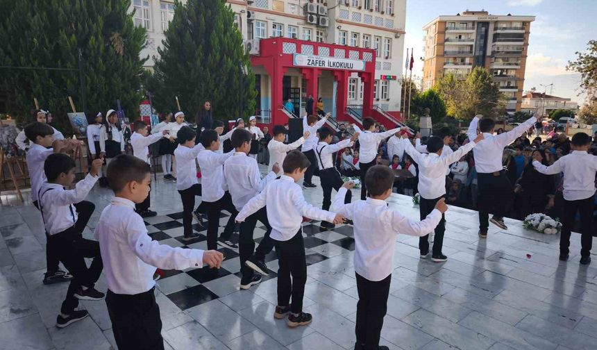 Nazilli'de öğretmenlerden zeybekli Kutlama