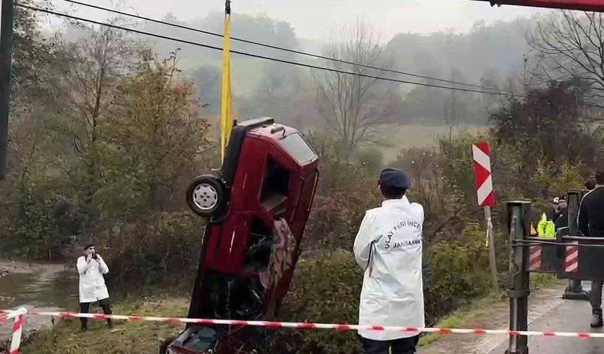 Otomobil dereye uçtu: 2 ölü, 1 yaralı