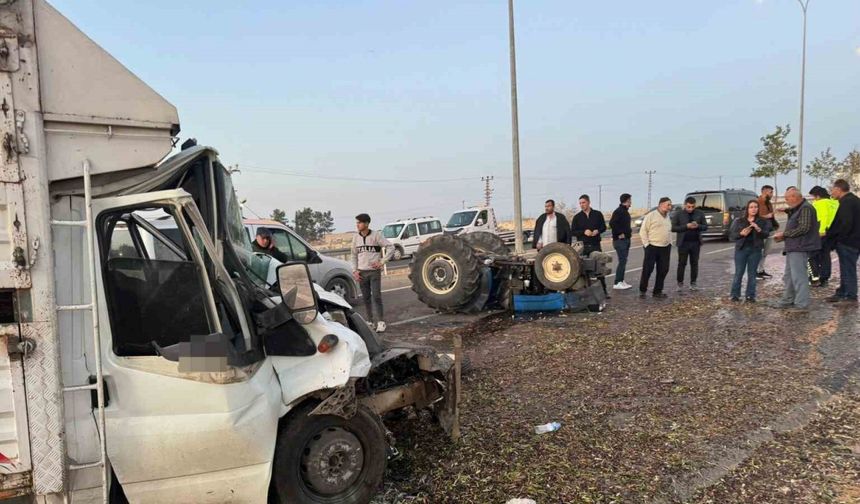 Şanlıurfa’da traktör ile kamyonet çarpıştı: 2 yaralı