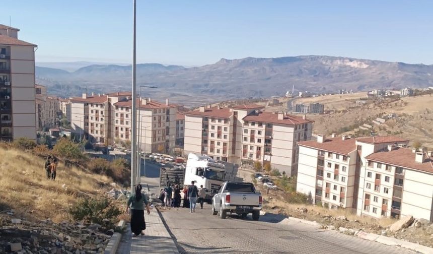 Şırnak’ta tır devrildi: 1 yaralı