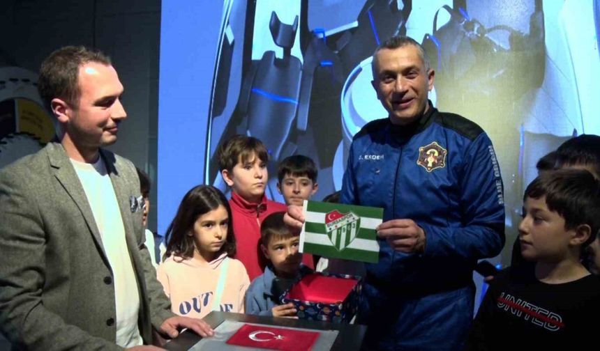 Türkiye’nin 3’üncü uzay yolcusu Gökhan Erdem uzaya çıkardığı Bursaspor bayrağını GUHEM’e teslim etti