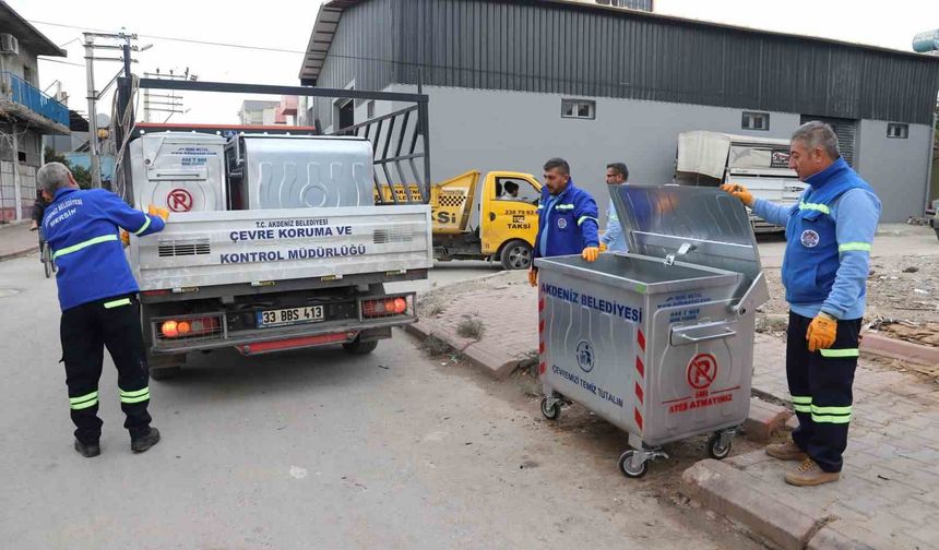 Akdeniz Belediyesi yeni çöp konteynerini mahallelere yerleştiriyor