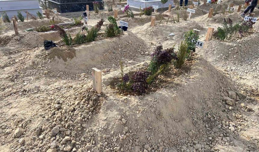 Mersin'de komşusu tarafından öldürülen anne ve oğlu toprağa verildi