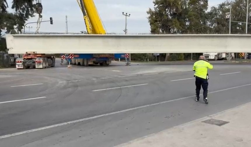 Tonlarca ağırlıktaki beton blok taşıyan tırın tekeri koptu