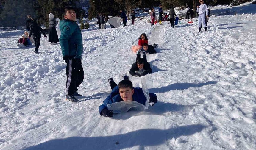 Karın tadını çocuklar çıkardı: Kimi leğenle kimi naylonla kaydı