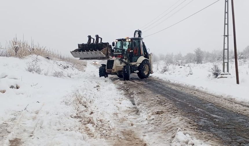 Mersin Büyükşehir Belediyesi ekipleri karla mücadeleye başladı