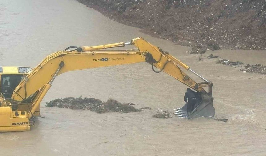 Mersin'de aracıyla çaya düşen sürücü kurtarıldı