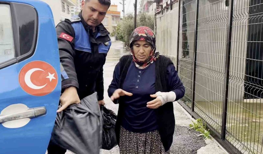 Sel riskine karşı sahada olan zabıta ekipleri vatandaşa yardım etti