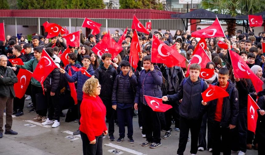 Özdemirci: “Yeni Dönemin En Kıymetli Dersi Bayrak Sevgisidir”