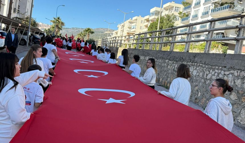 Silifke'de bayrak yürüyüşü