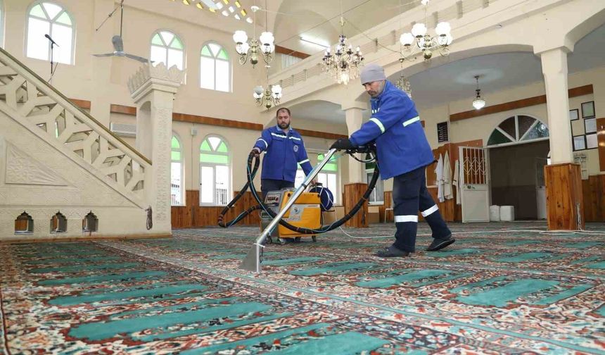 Akdeniz'de camilerde Ramazan hazırlığı