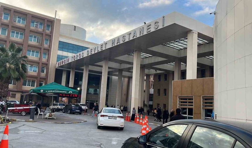 Hastane koridorlarında dolaşan köpek tedirgin etti