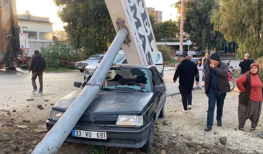 Kamyonun çarptığı tabela otomobilin üzerine devrildi: 1 yaralı