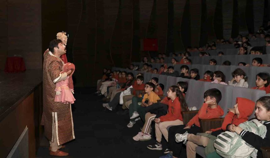 Mersin'de Şehir Tiyatrosu gençleri 'Bilge Hekim Lokman' ile buluşturdu