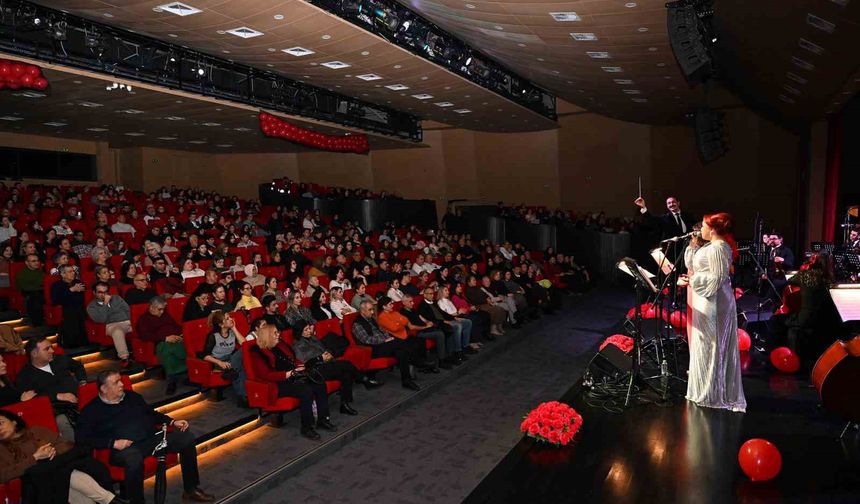 Mersin'de Sevgililer Günü'ne özel Ajda Pekkan şarkıları konseri