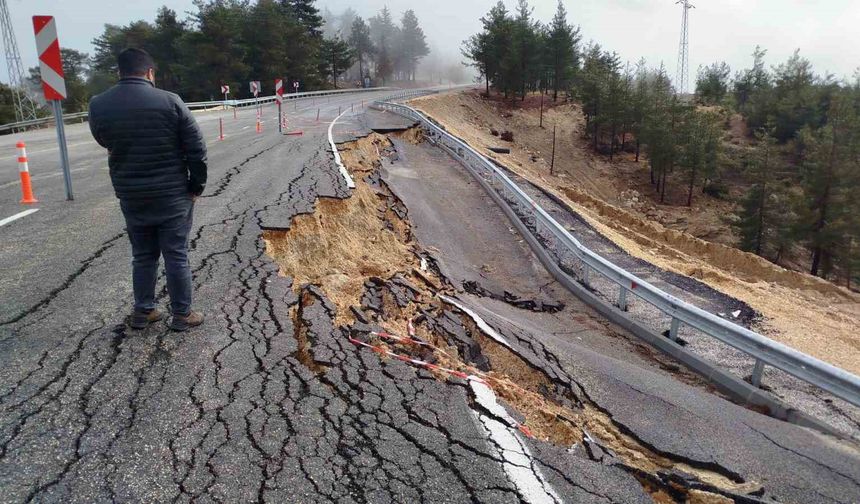 Mersin'de şiddetli yağışta yolda 2 metrelik çukur oluştu