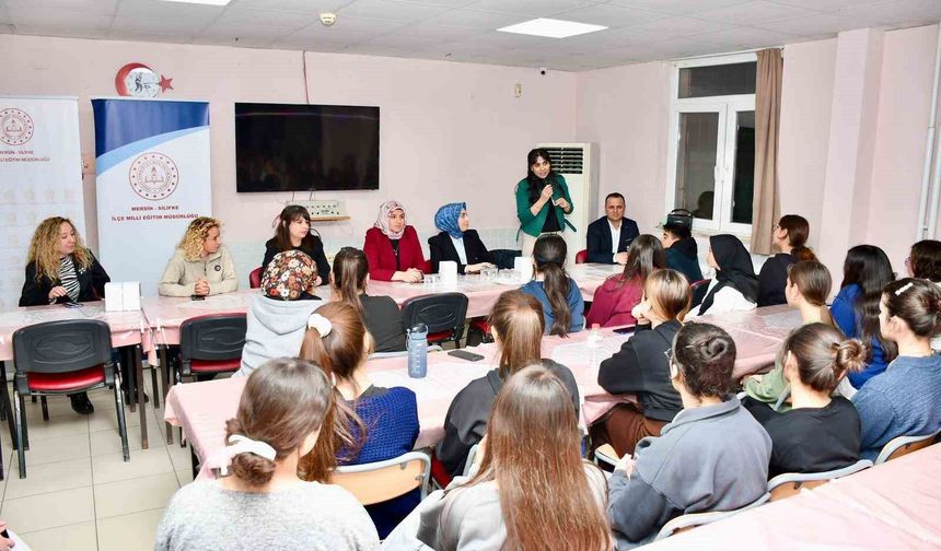 Silifke'de cumhuriyet savcıları öğrencilerle iftarda buluştu