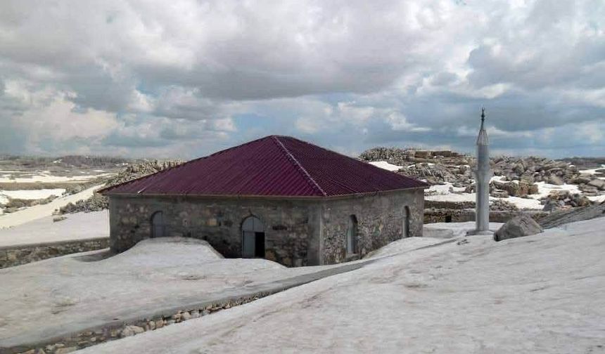 Toroslar'ın zirvesinde 741 yıllık cami kar altında kaldı