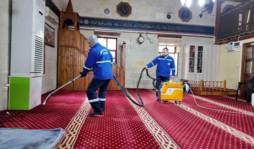 Akdeniz'de bayram öncesi camilerde yoğun temizlik mesaisi