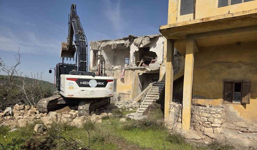 Akdeniz'de metruk binalar bir bir yıkılıyor