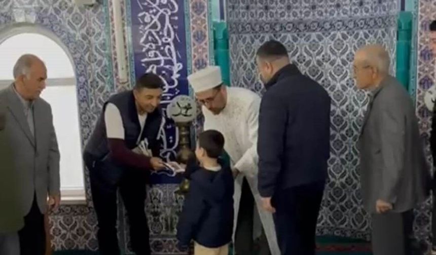 Anamur'da bayram namazı sonrası çocuklara harçlık dağıtıldı