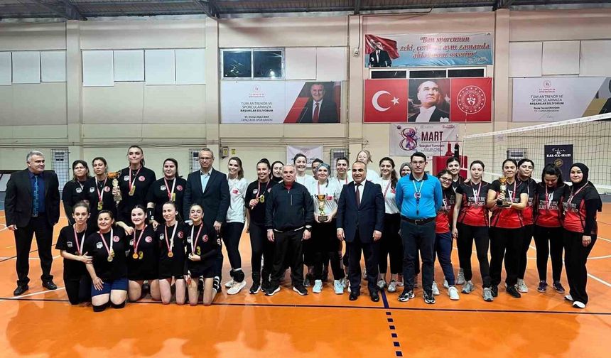 Anamur'da Kadınlar Günü Voleybol Turnuvası tamamlandı