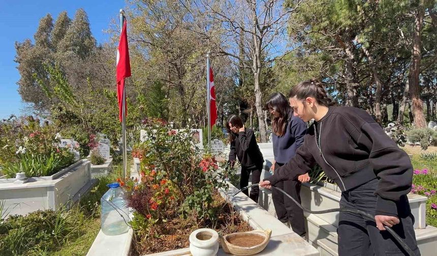 Bozyazı'da öğrencilerden şehitlere ziyaret