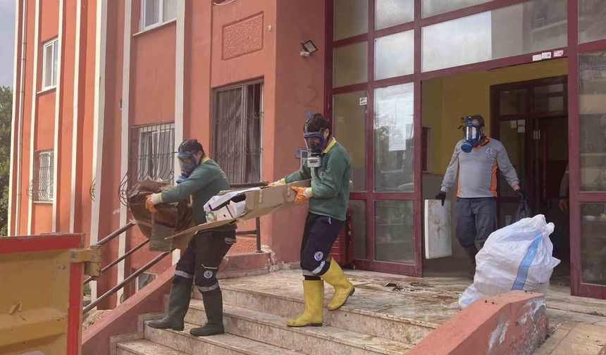 Ekipler gaz maskesiyle girdi : 7 kamyonet çöp çıktı