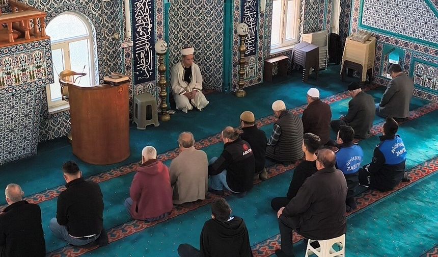 Genç hafızlar Ramazan'da camilerde mukabele okuyor