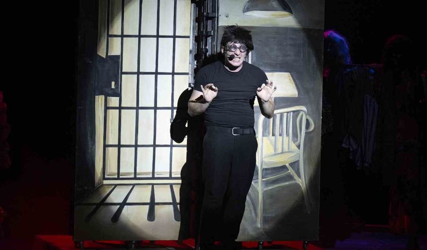 Mersin'de tiyatro şöleni 'Eyvah Nadir' ile sona erdi