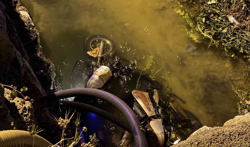 Otomobilin çarptığı elektrikli bisiklet kanala düştü: 1 ölü, 1 yaralı